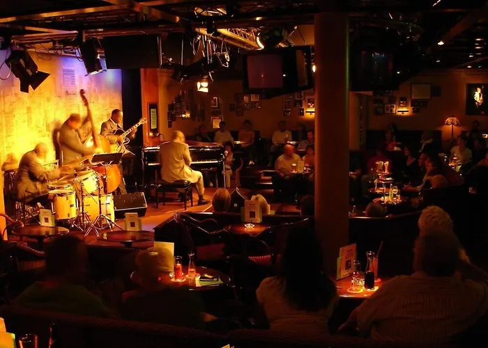 Отель Unique Innere Enge 4*